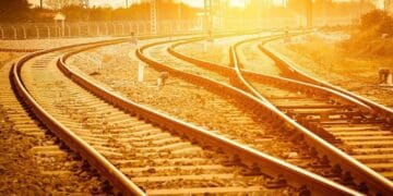 Vagon deraiat pe un traseu foarte circulat. Traficul feroviar oprit pe Magistrala 100! Garnitura cu cereale, avea 32 de vagoane!