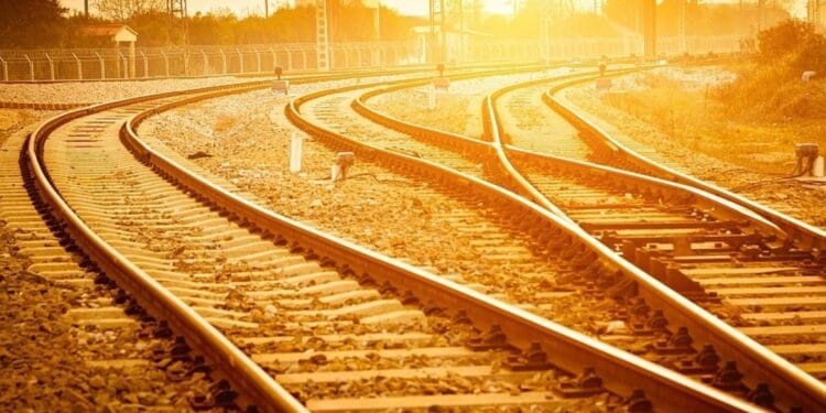 Vagon deraiat pe un traseu foarte circulat. Traficul feroviar oprit pe Magistrala 100! Garnitura cu cereale, avea 32 de vagoane!