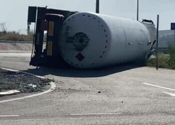 Cisternă încărcată cu gaz metan, răsturnată pe un drum extrem de tranzitat! Șoferul a ajuns la spital!