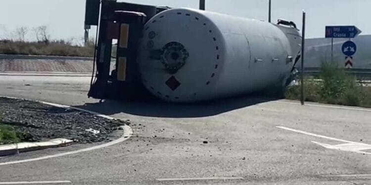 Cisternă încărcată cu gaz metan, răsturnată pe un drum extrem de tranzitat! Șoferul a ajuns la spital!