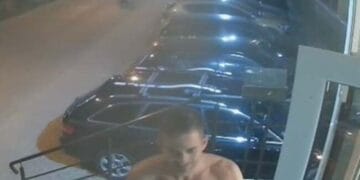 Un bărbat a încurcat casele. A intrat într-un alt apartament! A intrat pe geamul de la bucătărie!