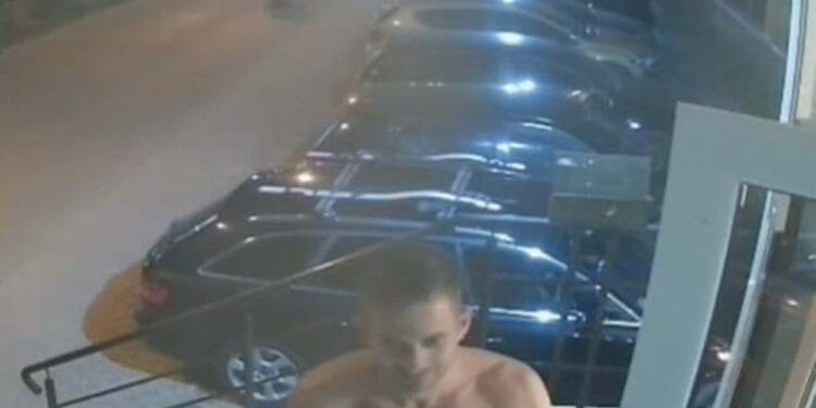 Un bărbat a încurcat casele. A intrat într-un alt apartament! A intrat pe geamul de la bucătărie!