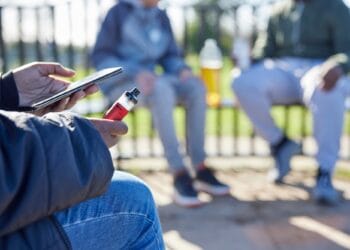 Unde s-a ajuns! Profesor bătut de un elev! Cadrul didactic i-a atras atenția să nu mai fumeze în curtea instituției de învățământ!