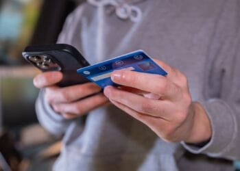 Două femei care au participat la un sondaj online au rămas fără bani în conturi! O nouă escrocherie golește conturile românilor!