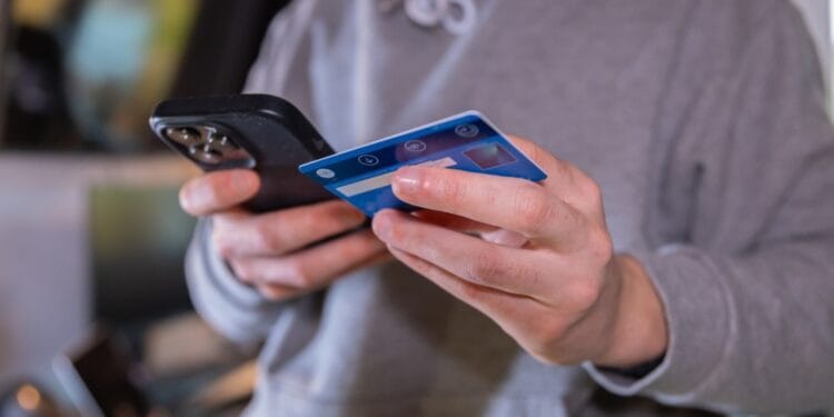 Două femei care au participat la un sondaj online au rămas fără bani în conturi! O nouă escrocherie golește conturile românilor!