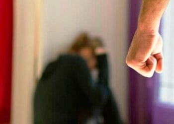 Femeie bătută cu bestialitate de partenerul cu 11 ani mai mic! Polițiștii au intervenit în forță!