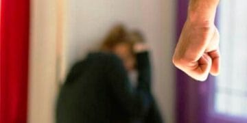 Femeie bătută cu bestialitate de partenerul cu 11 ani mai mic! Polițiștii au intervenit în forță!