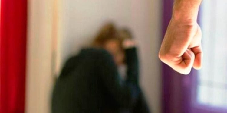 Femeie bătută cu bestialitate de partenerul cu 11 ani mai mic! Polițiștii au intervenit în forță!