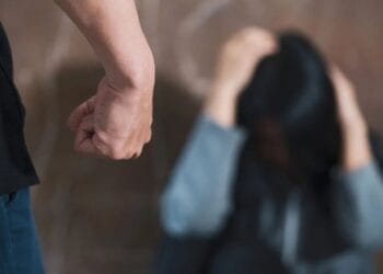 Tânără bătută și sechestrată timp de cinci zile de fostul iubit! Mama fetei a alertat polițiștii!