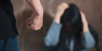 Tânără bătută și sechestrată timp de cinci zile de fostul iubit! Mama fetei a alertat polițiștii!