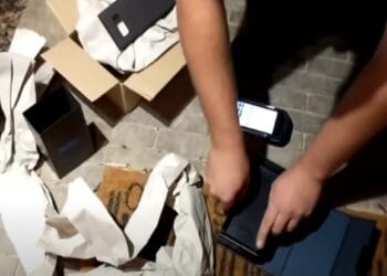 Angajatul unei firme de curierat anchetat după ce a furat în doar două zile, zeci de colete din locul unde acestea trebuia să plece la destinatari