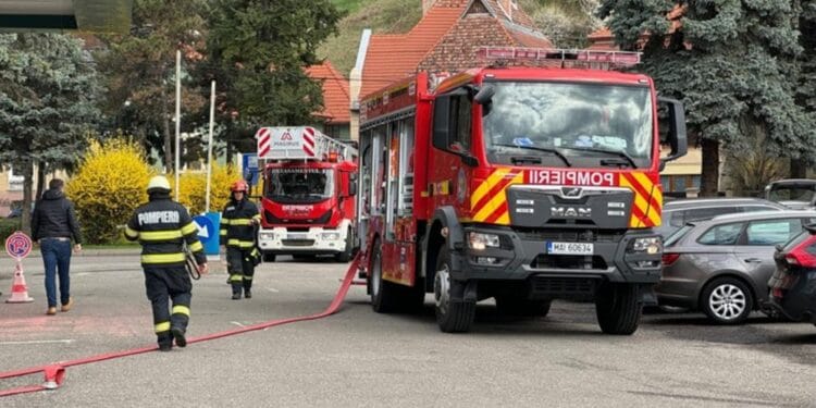 Peste 300 de elevi au fost evacuați dintr-o școală unde a izbucnit un incendiu! Clădirea era în proces de reabilitare!