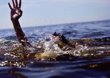 Un tânăr a murit înecat în timp ce se afla la pescuit! A căzut în apă și nu a putut fi salvat de prietenii cu care se afla pentru a da cu undița!