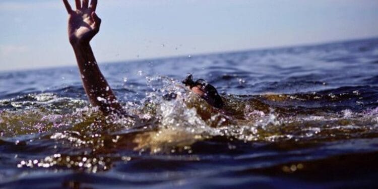 Un tânăr a murit înecat în timp ce se afla la pescuit! A căzut în apă și nu a putut fi salvat de prietenii cu care se afla pentru a da cu undița!