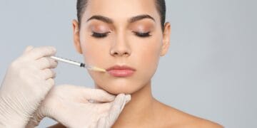 O româncă a reușit să iasă în evidență într-o țară străină! Făcea intervenții cu botox la un simplu salon! Polițiștii au  fost destul de interesați de activitatea ei!