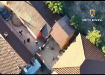 VIDEO. 64 de descinderi la dealerii de droguri. Un cartier a fost izolat de mascați. Se dădea marfa GRATIS