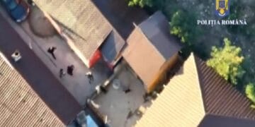 VIDEO. 64 de descinderi la dealerii de droguri. Un cartier a fost izolat de mascați. Se dădea marfa GRATIS