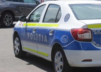 O fetiță a decedat după ce un dulap a căzut peste ea. Era lăsată în grija unui frate mai mare!