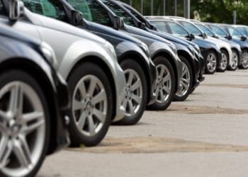 Oameni de afaceri și inspectoare antifraudă ar fi făcut evaziune fiscală cu mașini de lux!