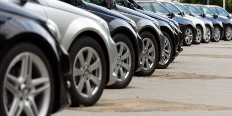 Oameni de afaceri și inspectoare antifraudă ar fi făcut evaziune fiscală cu mașini de lux!