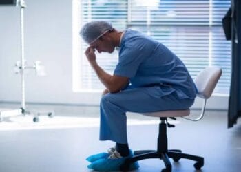 A ȘOCAT lumea medicală. De la bisturiu la scandal: Doctorul care și-a ruinat cariera cu o postare online