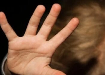 Bărbat arestat după ce a violat o minoră de 13 ani! Respectivul a invitat fetița să îi dea un pahar cu apă!