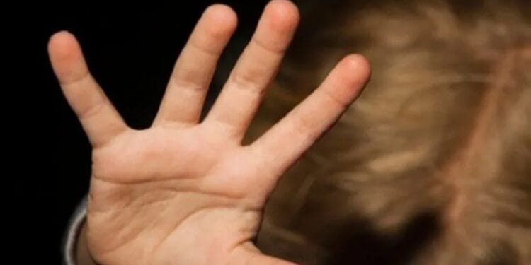 Bărbat arestat după ce a violat o minoră de 13 ani! Respectivul a invitat fetița să îi dea un pahar cu apă!