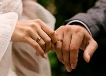 Miri jefuiți în timpul nunții! Doi bărbați au furat cutia în care erau puși banii dăruiți de nuntași! 