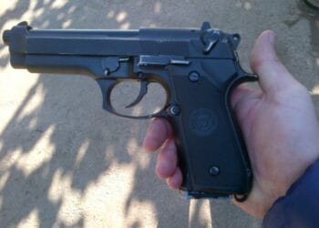 Un copil de clasa a IX-a a tras cu pistolul în incinta școlii! Părinții nu au știut că acesta a avea armă!