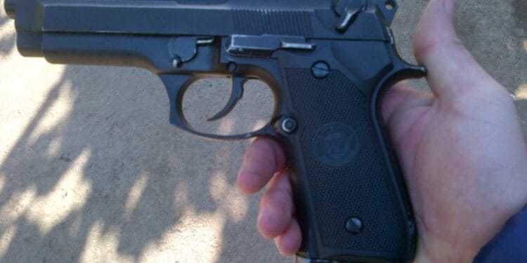 Un copil de clasa a IX-a a tras cu pistolul în incinta școlii! Părinții nu au știut că acesta a avea armă!