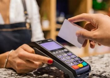 Mulți români preferă să își țină banii în portofel să câștige cash și să plătească tot așa