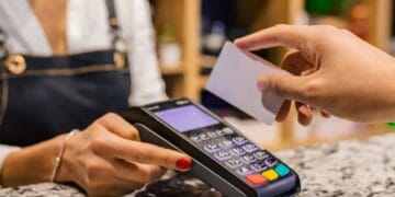 Mulți români preferă să își țină banii în portofel să câștige cash și să plătească tot așa