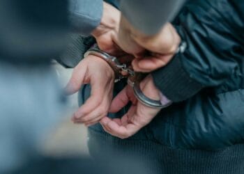 Un polițist a comis o faptă penală! A plătit o tânără pentru relații sexuale, a bătut-o, apoi i-a luat banii achitați!