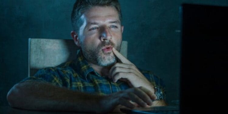 Un bărbat a fost reținut după ce a forțat o minoră să îi trimită fotografii în ipostaze sexuale explicite!