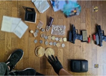 Un kilogram de cocaină, găsit în mașina unor traficanți de droguri. Sume uriașe de bani și diamante, pe lângă arme