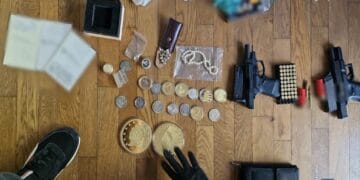 Un kilogram de cocaină, găsit în mașina unor traficanți de droguri. Sume uriașe de bani și diamante, pe lângă arme