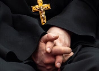 Preot și profesor de religie prins într-un scandal sexual cu liceenii. Comunitatea e șocată