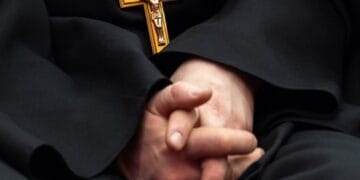 Preot și profesor de religie prins într-un scandal sexual cu liceenii. Comunitatea e șocată