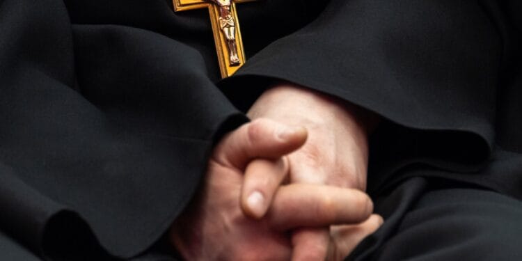 Preot și profesor de religie prins într-un scandal sexual cu liceenii. Comunitatea e șocată