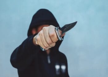 Un elev și-a înjunghiat profesoara în față. Când a fost reținut acesta și-a aplicat mai multe lovituri cu o armă albă!