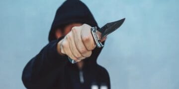 Un elev și-a înjunghiat profesoara în față. Când a fost reținut acesta și-a aplicat mai multe lovituri cu o armă albă!