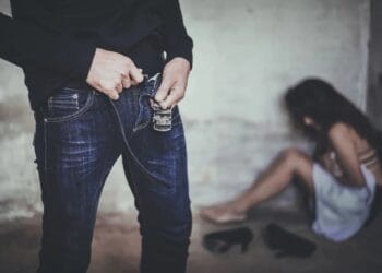 Nigerian arestat pentru că a violat o prostituată! Acesta a reacționat agresiv pentru că femeia a cerut banii pentru serviciile sexuale în avans, iar el nu îi avea!