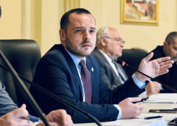 Ministrul Rogobete ia atitudine după ce într-o conferință au fost promovate minciuni periculoase ce pun în pericol sănătatea românilor!