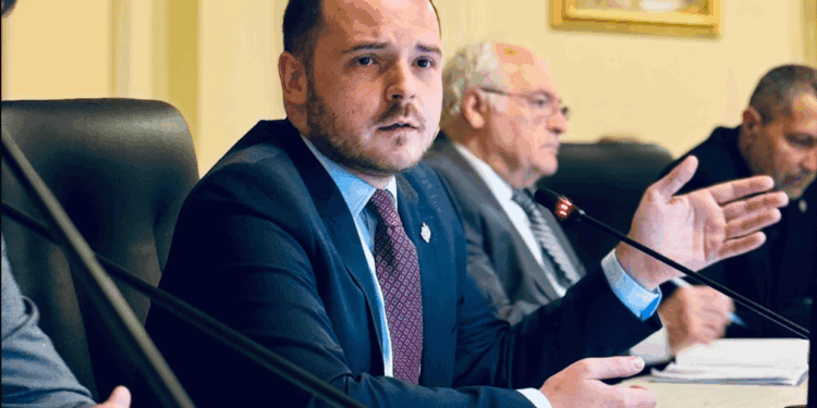 Ministrul Rogobete ia atitudine după ce într-o conferință au fost promovate minciuni periculoase ce pun în pericol sănătatea românilor!