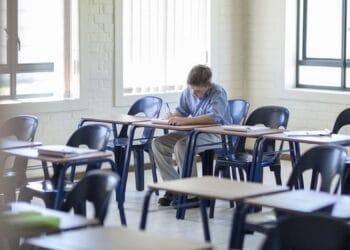 Elevii care deranjează orele de curs, vor petrece mult timp în sălile de detenție! Ce spun profesorii, dar și părinții despre această metodă de a corecta comportamentul copilului!