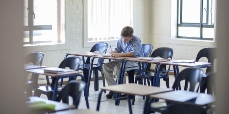 Elevii care deranjează orele de curs, vor petrece mult timp în sălile de detenție! Ce spun profesorii, dar și părinții despre această metodă de a corecta comportamentul copilului!