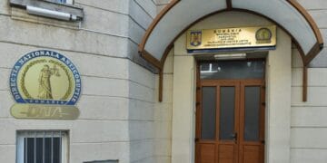 Directorul unei Companii de Apă a fost reținut de DNA pentru două infracțiuni! După el a mai tras câțiva angajați ai societății!