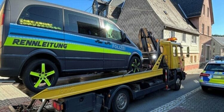 Visul unui bărbat de a conduce mașina Poliției a fost spulberat. Și-a colantat duba, i-a pus girofar și a luat țeapa vieții!