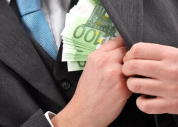 Un polițist lua șpăgi de lux. Bani mulți sau telefoane Iphone! A picat pe mâna procurorilor DNA!