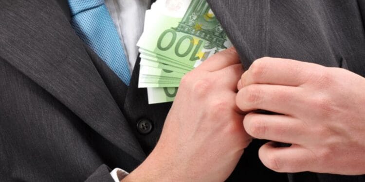 Un polițist lua șpăgi de lux. Bani mulți sau telefoane Iphone! A picat pe mâna procurorilor DNA!